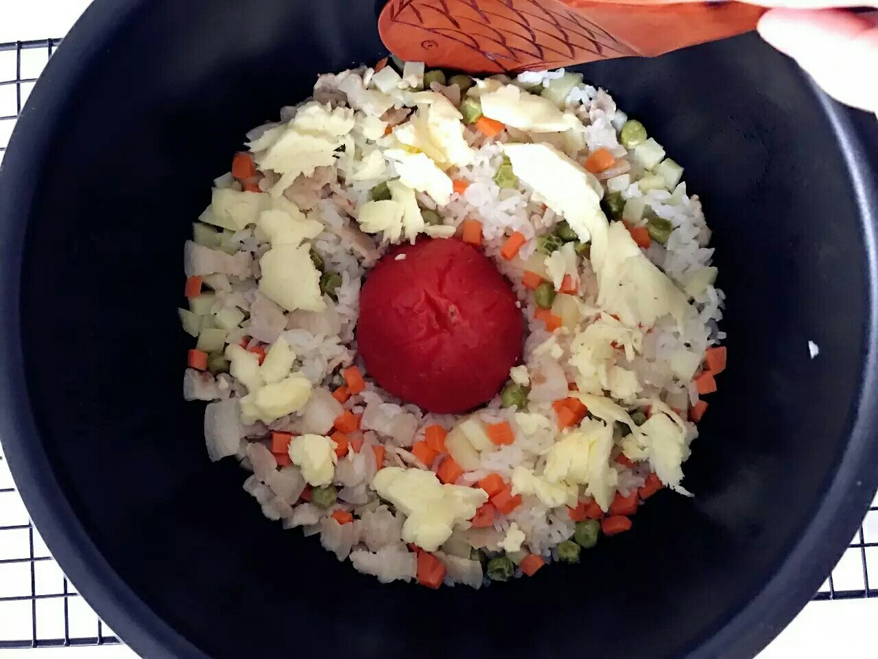 寶寶輔食︰一只番茄飯（改良版）— 番茄的酸甜，芝士的奶香，層層包裹著軟糯的米飯！12M+的做法 步骤10