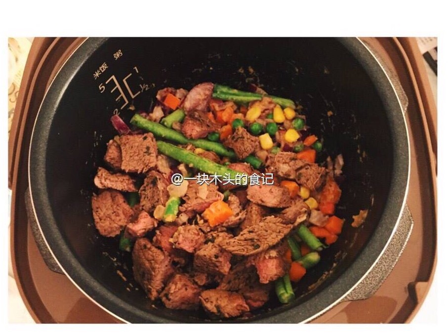 牛肉味增炒糙米飯（電飯鍋）的做法 步骤3