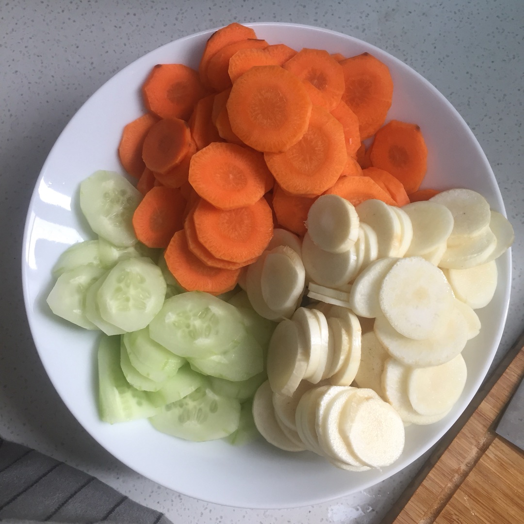 黃瓜胡蘿卜篙芭炒雞丁的做法 步骤1