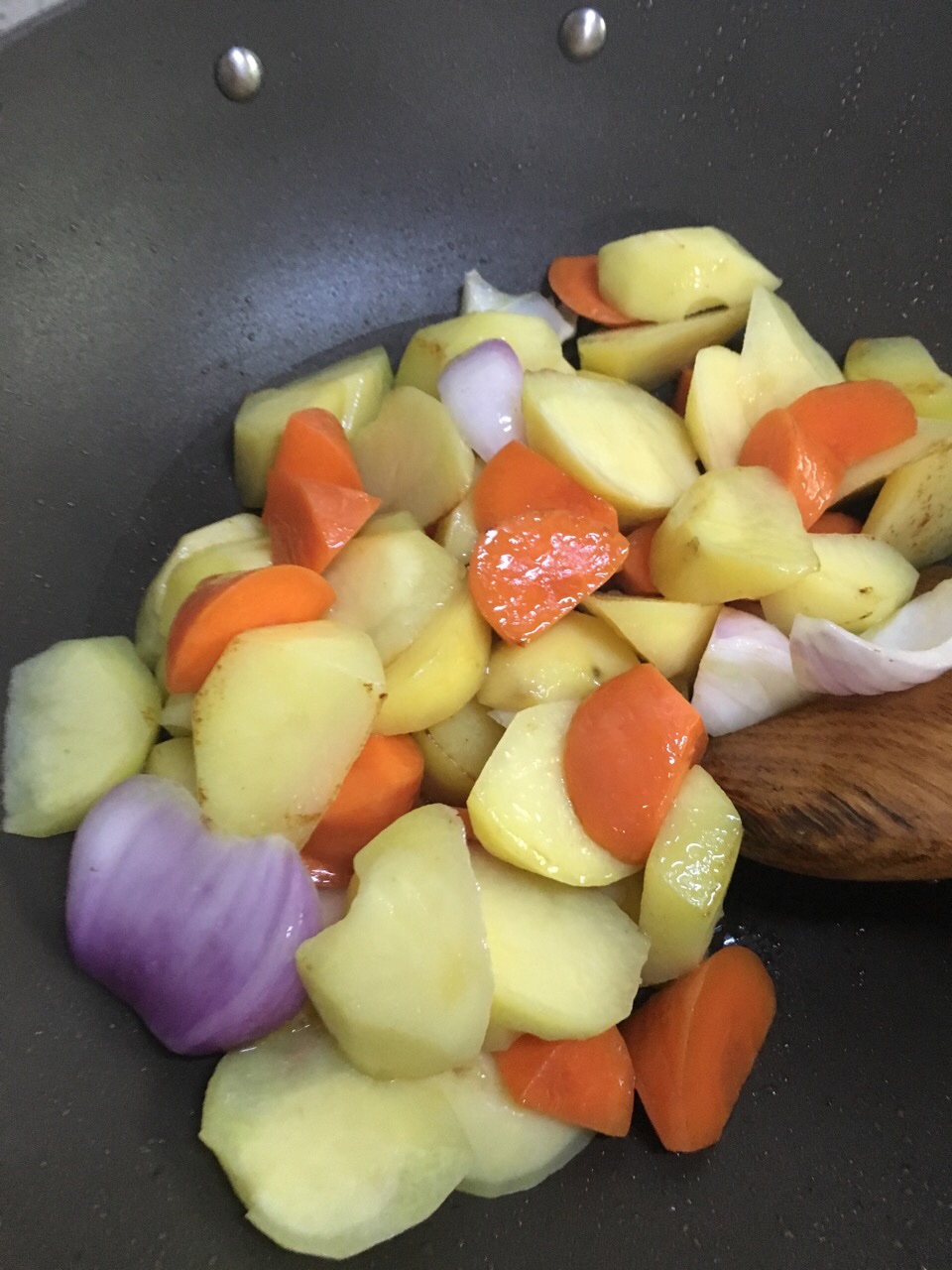 紅燒牛腩土豆蘿卜的做法 步骤2