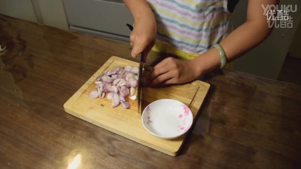 《糯米團子的廚房日記》蔥油拌面的做法 步骤1