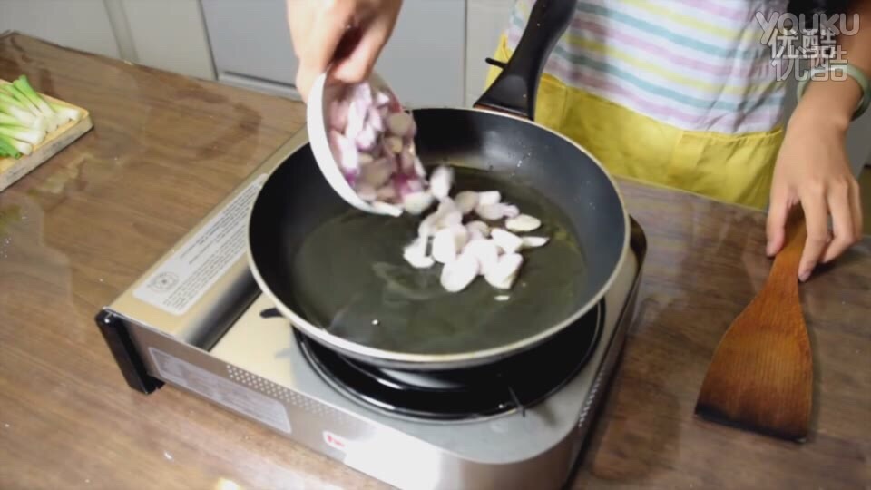 《糯米團子的廚房日記》蔥油拌面的做法 步骤4