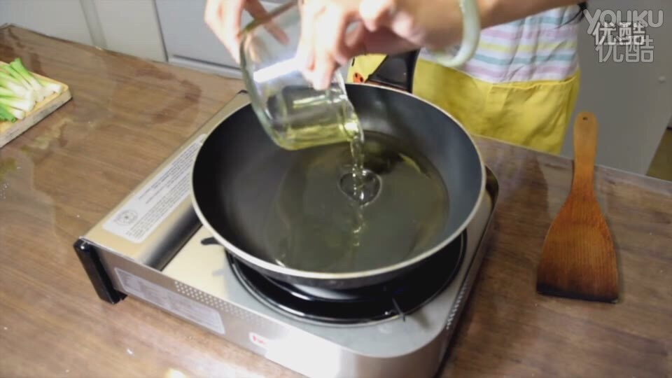 《糯米團子的廚房日記》蔥油拌面的做法 步骤3