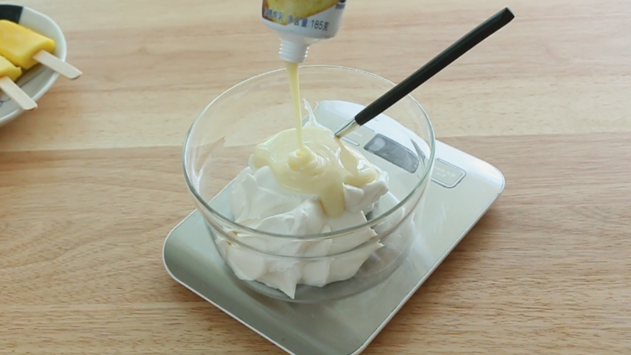 濾乳清酸奶、酸奶花、芒果夾心冰淇淋（附視頻）的做法 步骤12