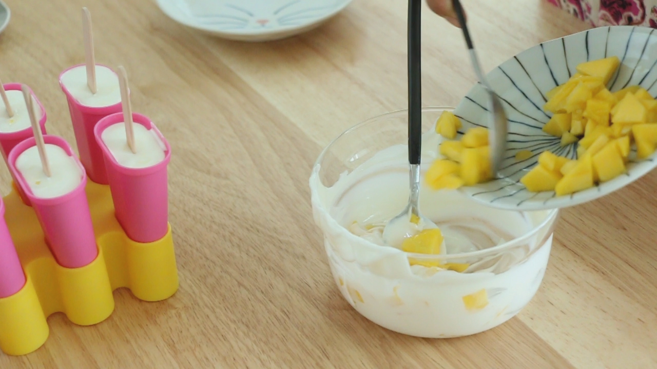 濾乳清酸奶、酸奶花、芒果夾心冰淇淋（附視頻）的做法 步骤14