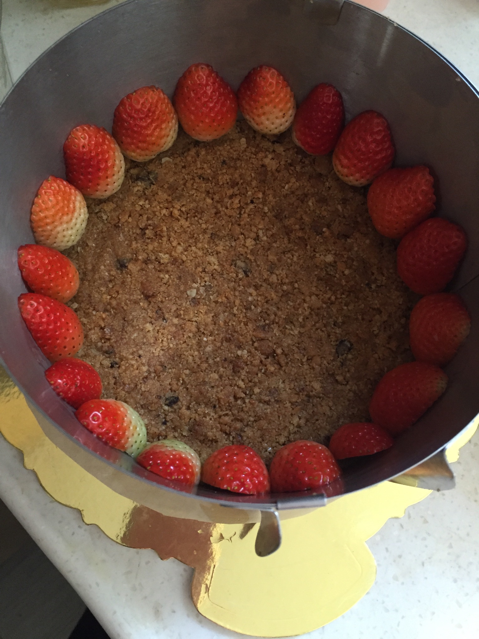 草莓酸奶慕斯蛋糕（餅干底）的做法 步骤4