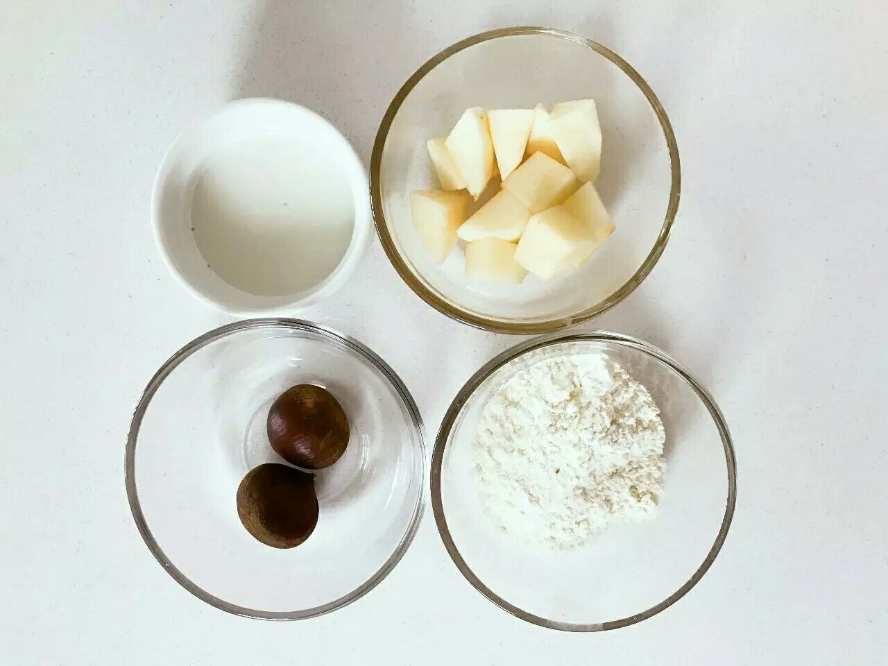 寶寶輔食︰蘋果栗子餅—蘋果清甜，加上栗子的粉糯和香味，怎麼也吃不夠哦！12M+的做法 步骤1