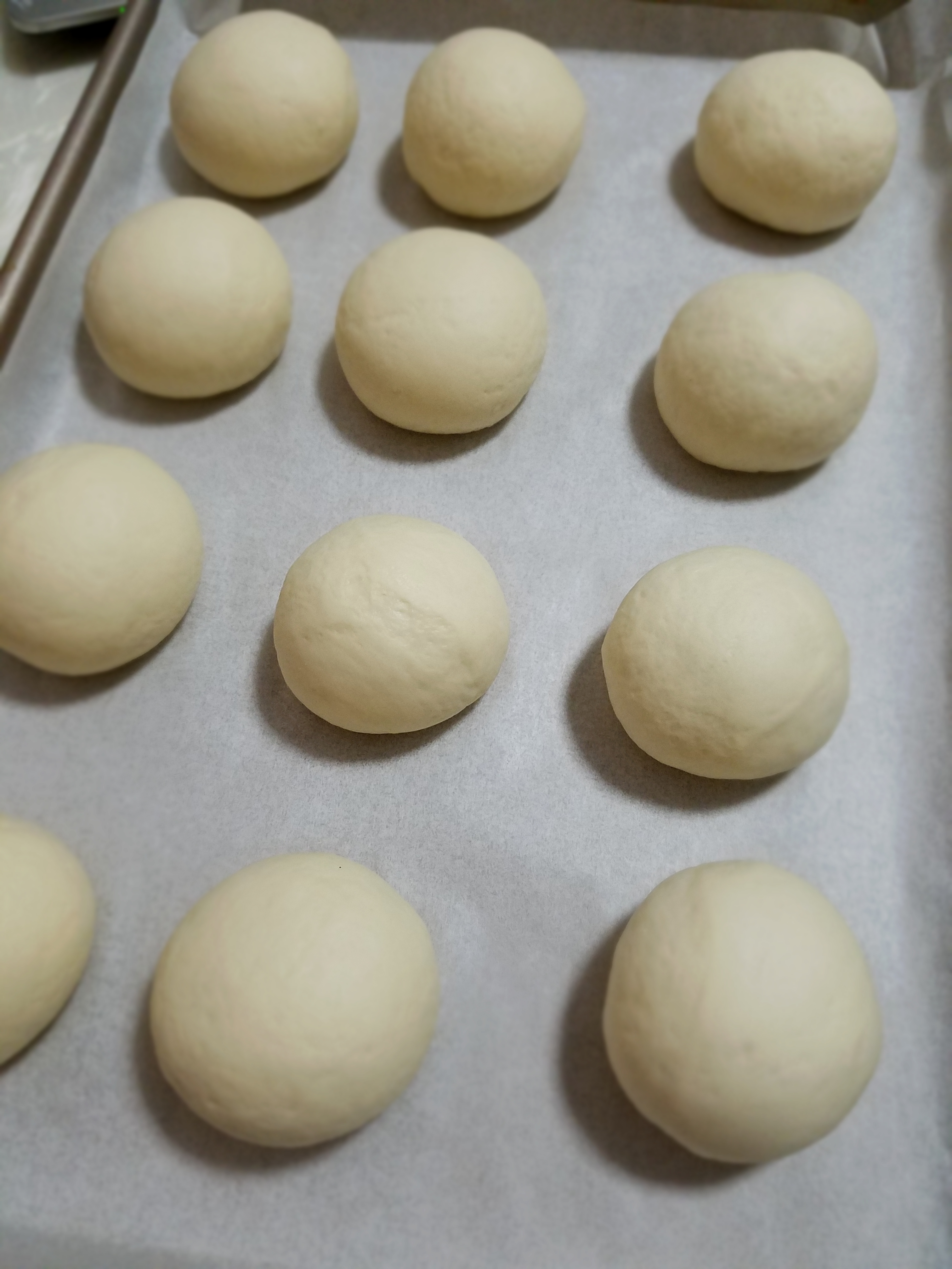 米粉黑芝麻麻薯豆沙蛋黃小面包的做法 步骤6