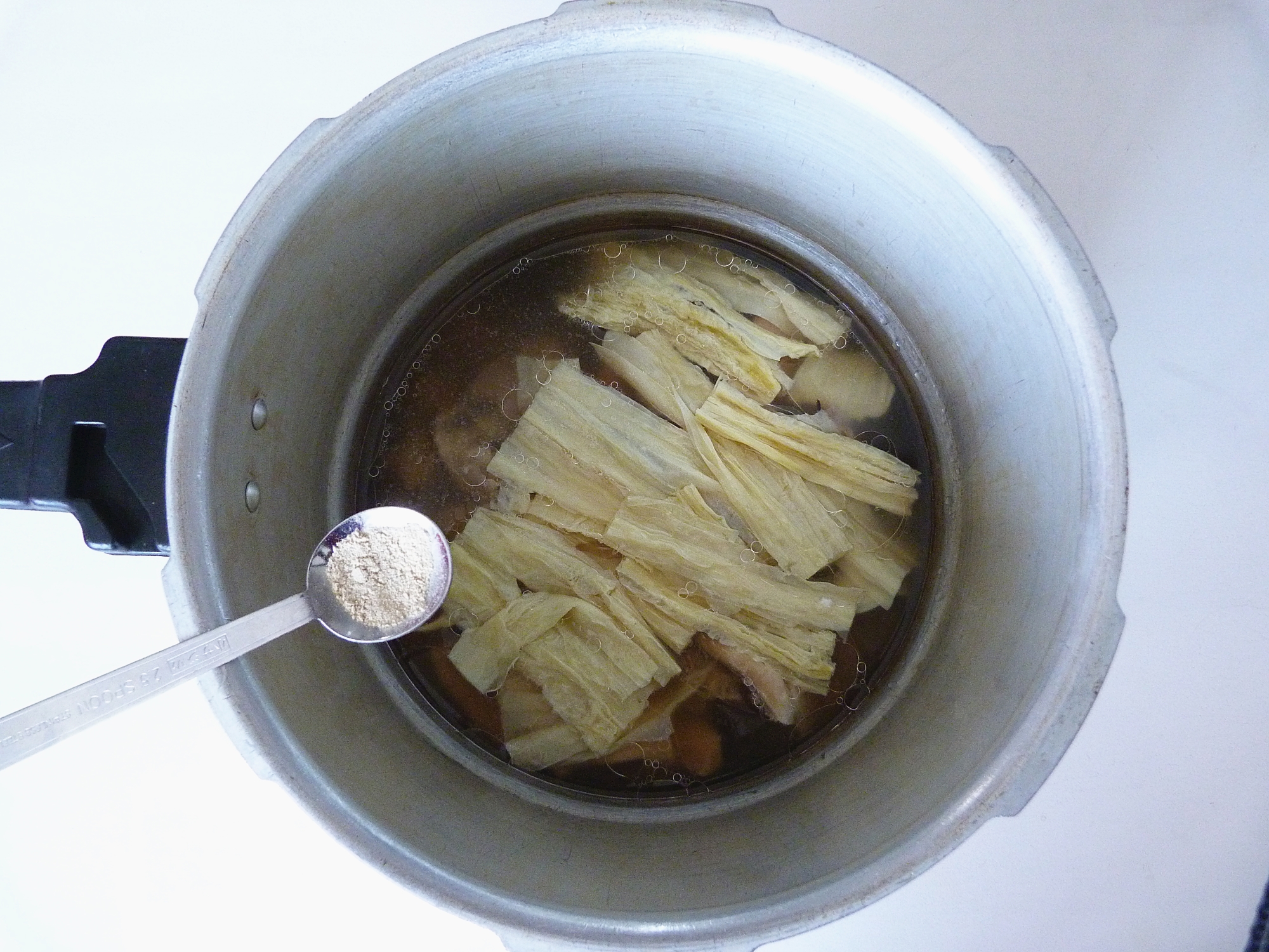 【山姆廚房】目魚干燉腐竹排骨湯的做法 步骤9