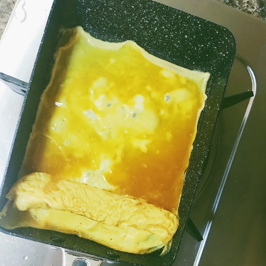 日式高湯煎蛋卷（其實就是有高湯的厚蛋燒嘛）的做法 步骤9