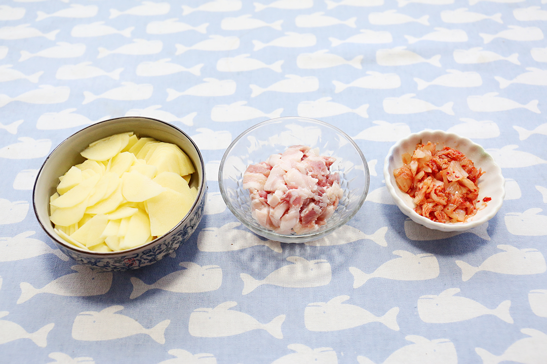 五花肉辣白菜土豆片的做法 步骤2