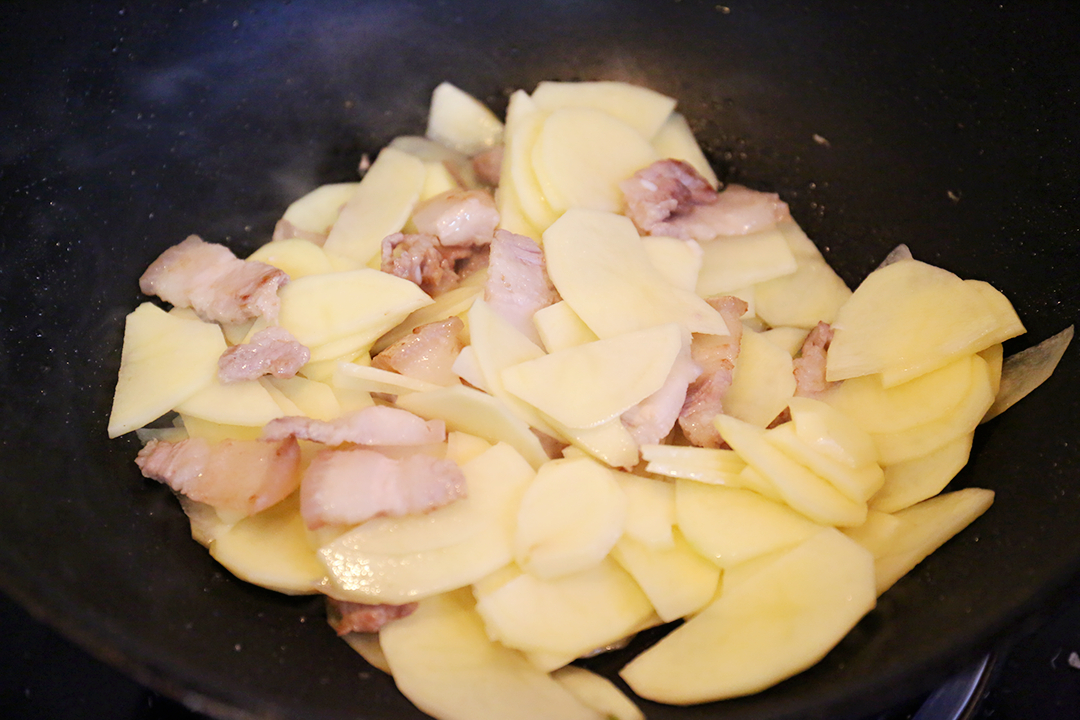 五花肉辣白菜土豆片的做法 步骤4