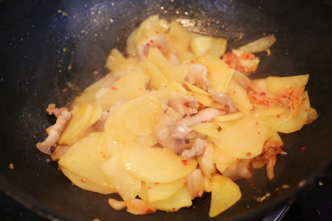 五花肉辣白菜土豆片的做法 步骤5