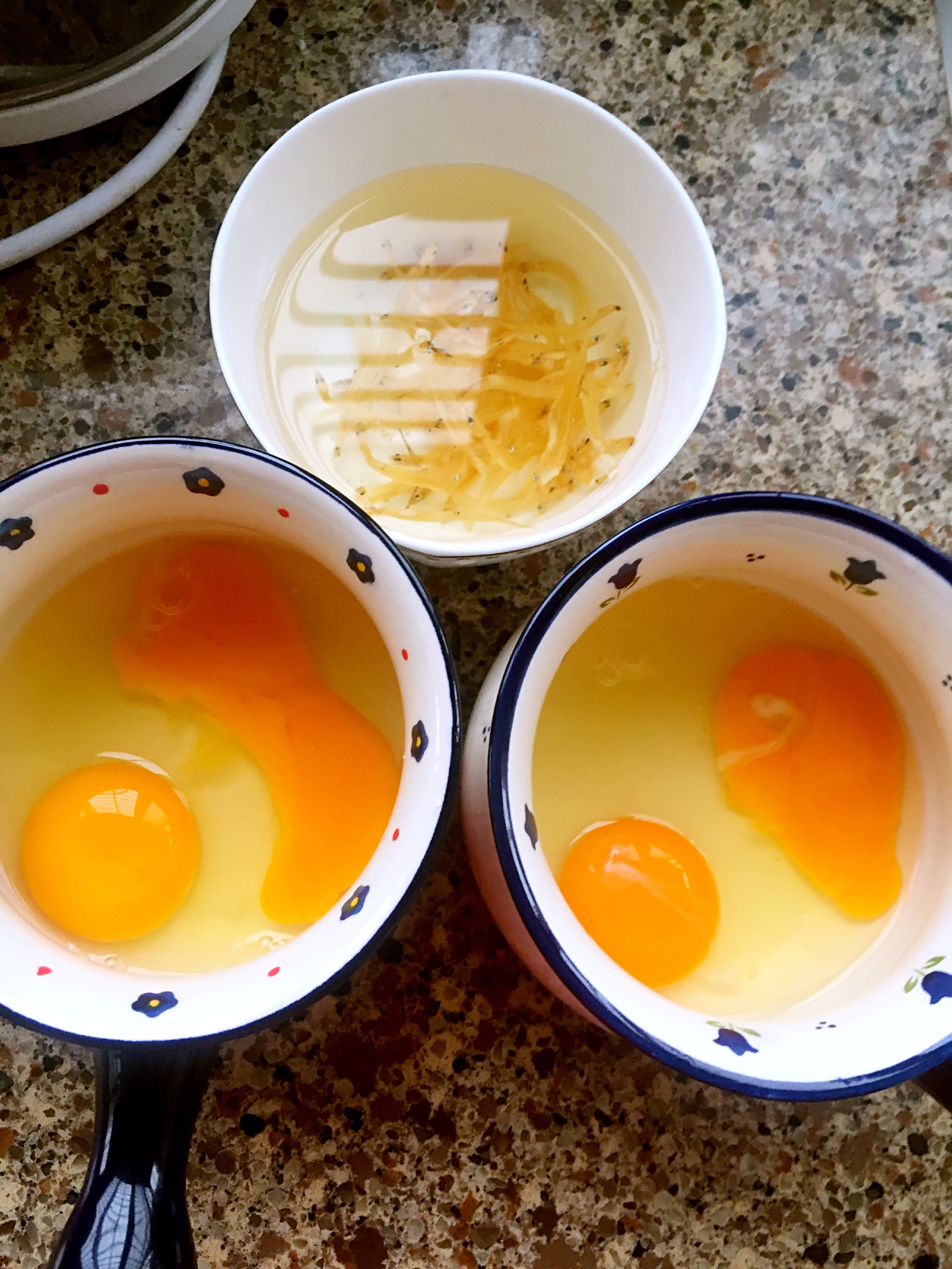 高顏值銀魚蒸蛋vs牛奶紅糖蒸蛋的做法 步骤1
