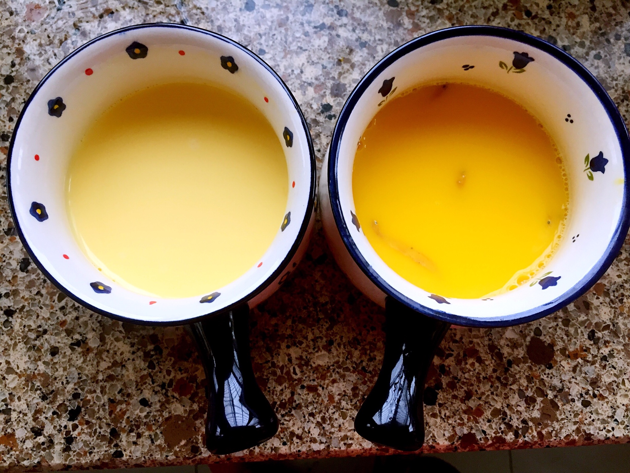 高顏值銀魚蒸蛋vs牛奶紅糖蒸蛋的做法 步骤2