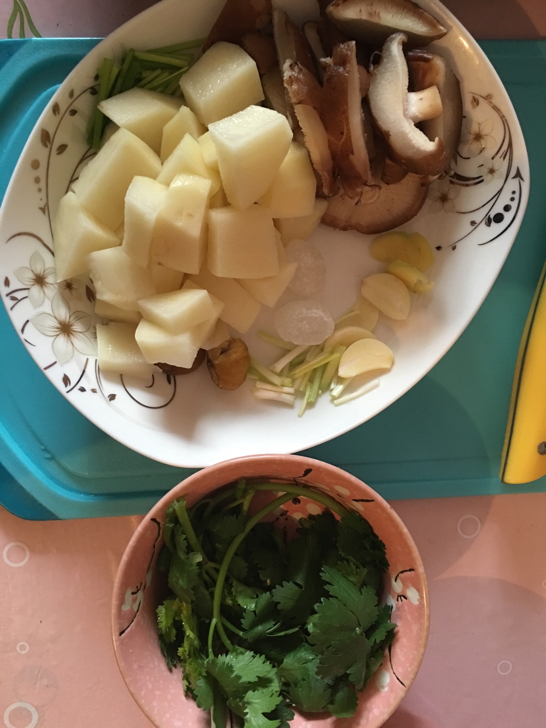 土豆板栗蘑菇燜雞腿（水果刀版）的做法 步骤4