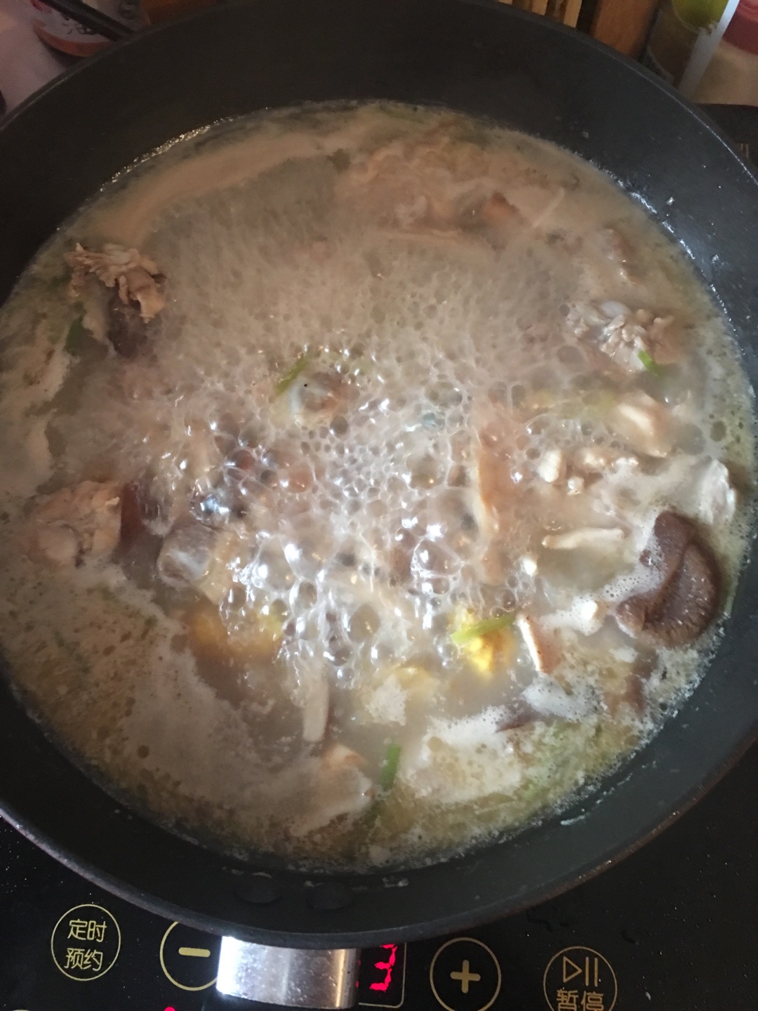 土豆板栗蘑菇燜雞腿（水果刀版）的做法 步骤7