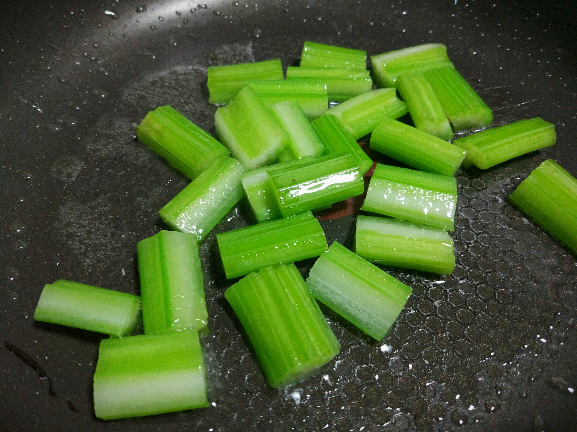 清炒三蔬×水果沙拉便當，節後清腸的正確姿勢！的做法 步骤2