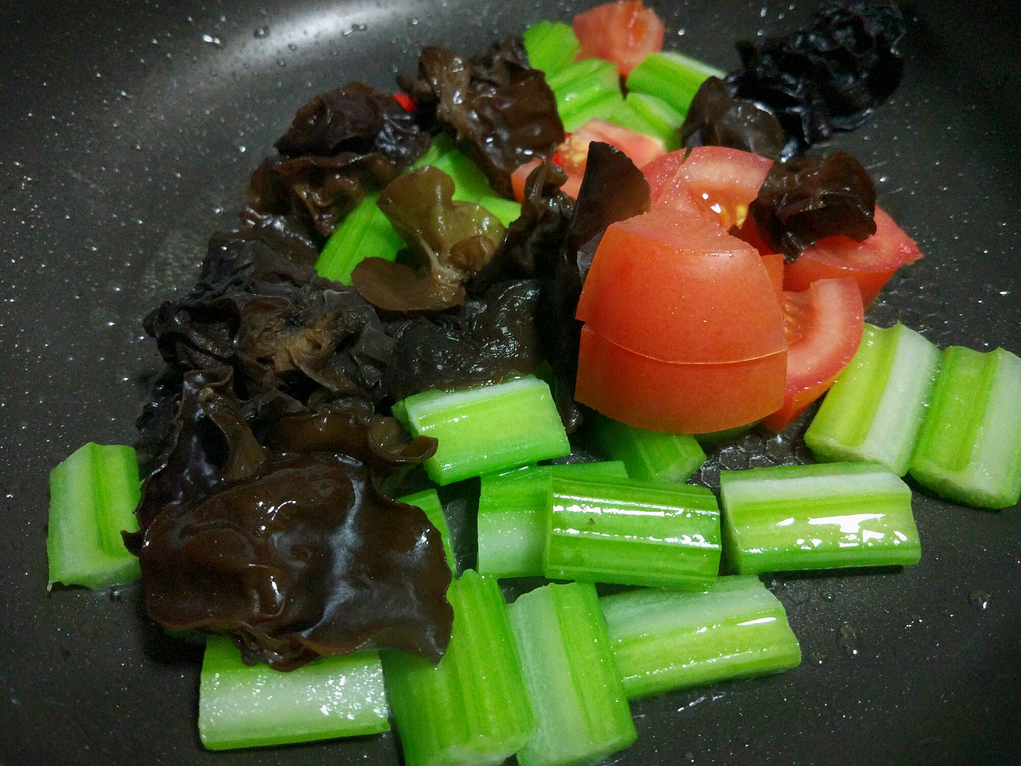 清炒三蔬×水果沙拉便當，節後清腸的正確姿勢！的做法 步骤3