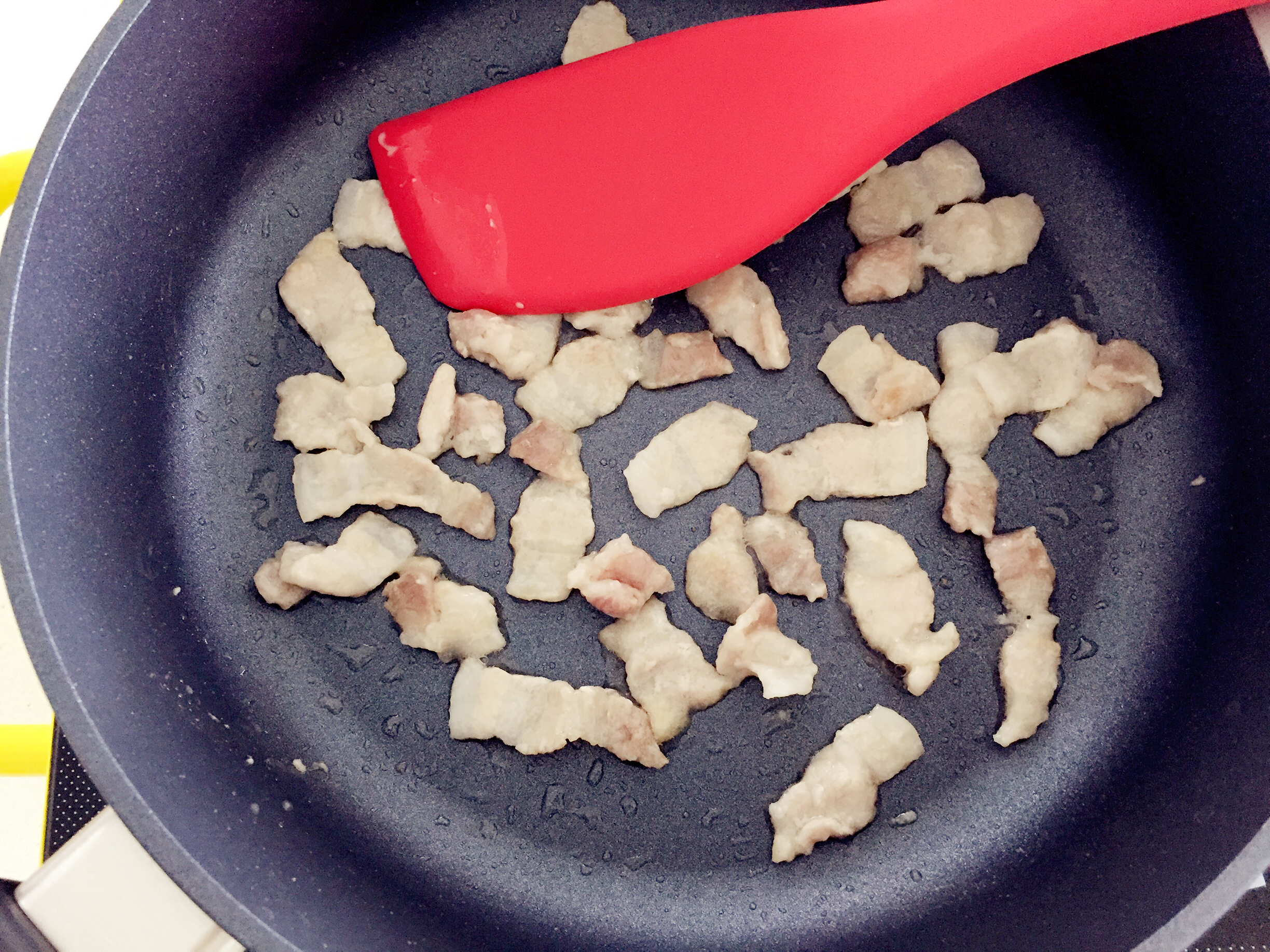 寶寶輔食:香菇土豆燜肉飯—每粒米飯都吸收了菜汁肉湯，方便，營養，滿屋飄香！12M+的做法 步骤3