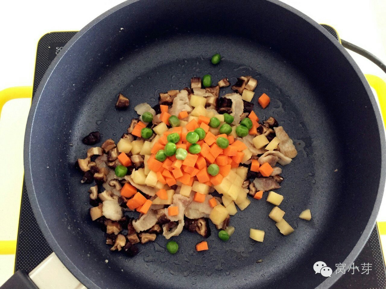 寶寶輔食:香菇土豆燜肉飯—每粒米飯都吸收了菜汁肉湯，方便，營養，滿屋飄香！12M+的做法 步骤4
