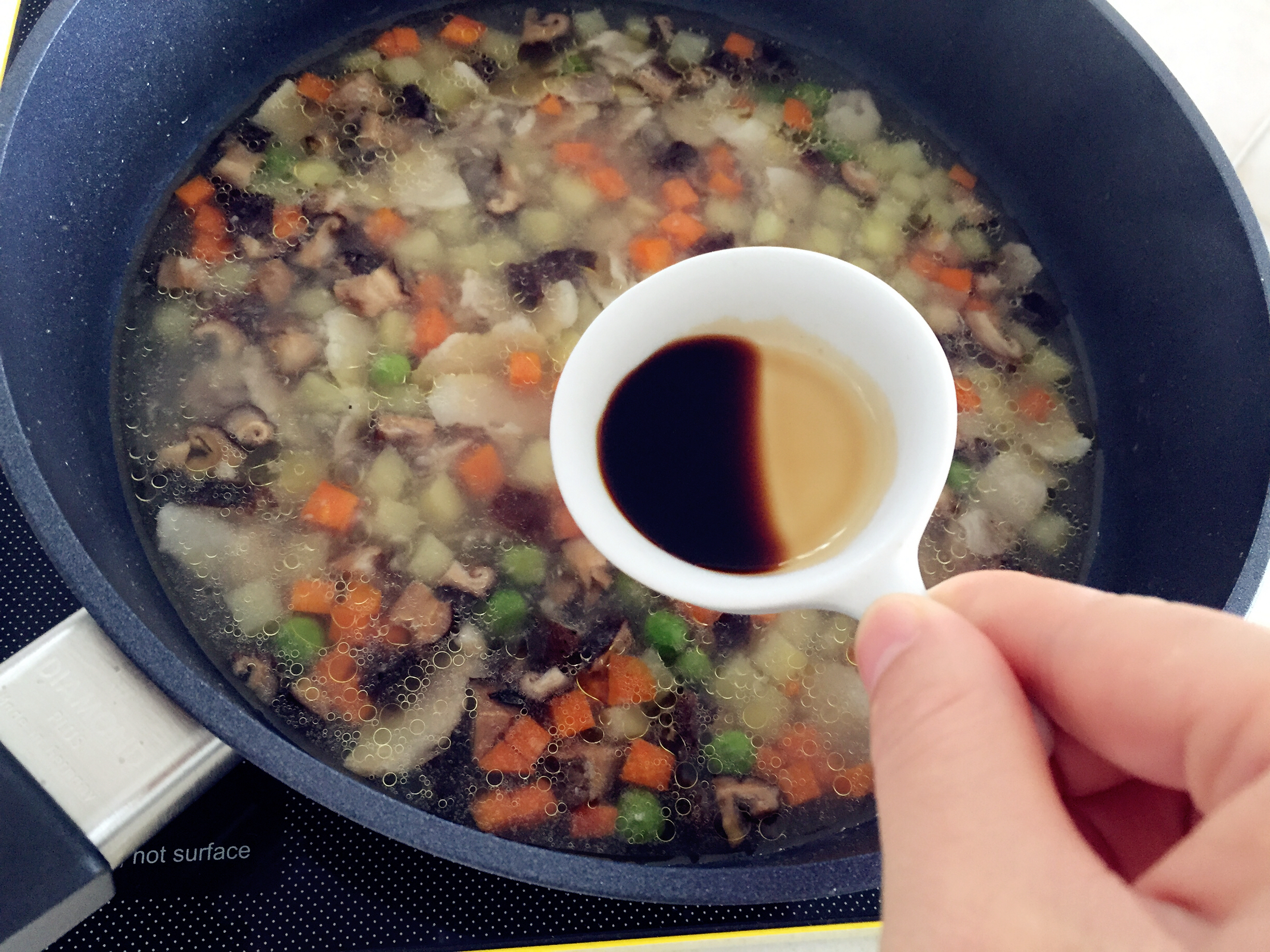 寶寶輔食:香菇土豆燜肉飯—每粒米飯都吸收了菜汁肉湯，方便，營養，滿屋飄香！12M+的做法 步骤6