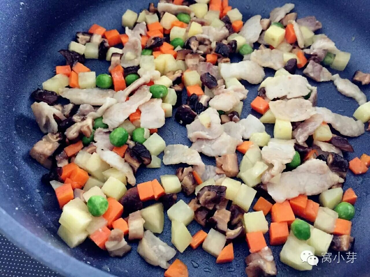 寶寶輔食:香菇土豆燜肉飯—每粒米飯都吸收了菜汁肉湯，方便，營養，滿屋飄香！12M+的做法 步骤5