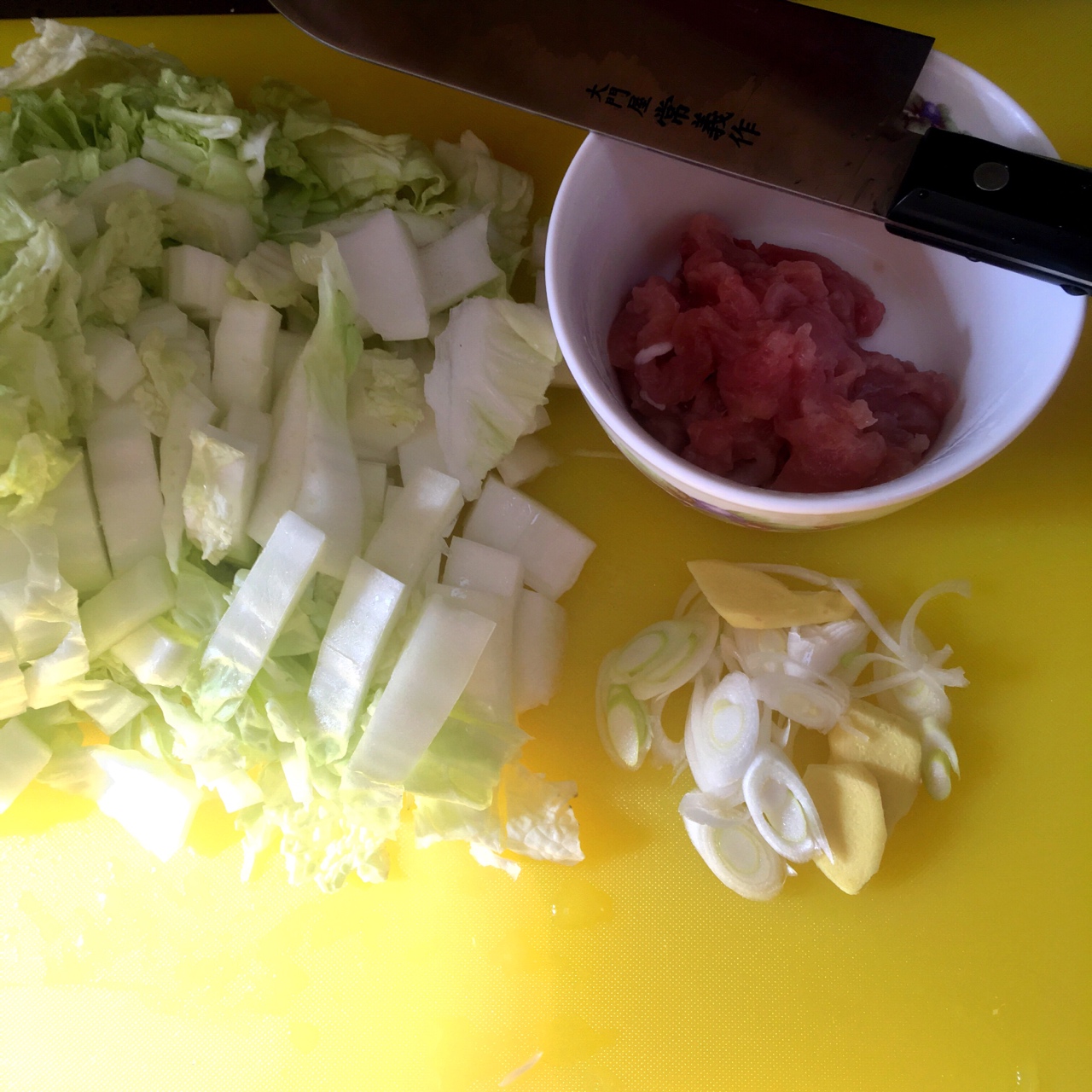 青菜肉絲餌塊湯的做法 步骤2