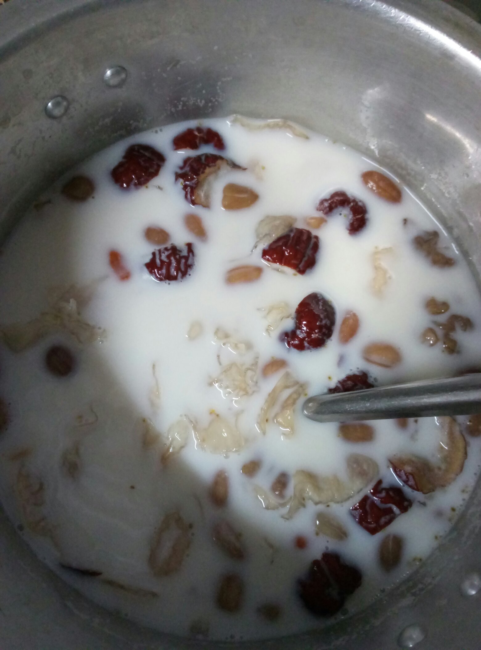 養顏潤燥銀耳牛奶炖品的做法 步骤1