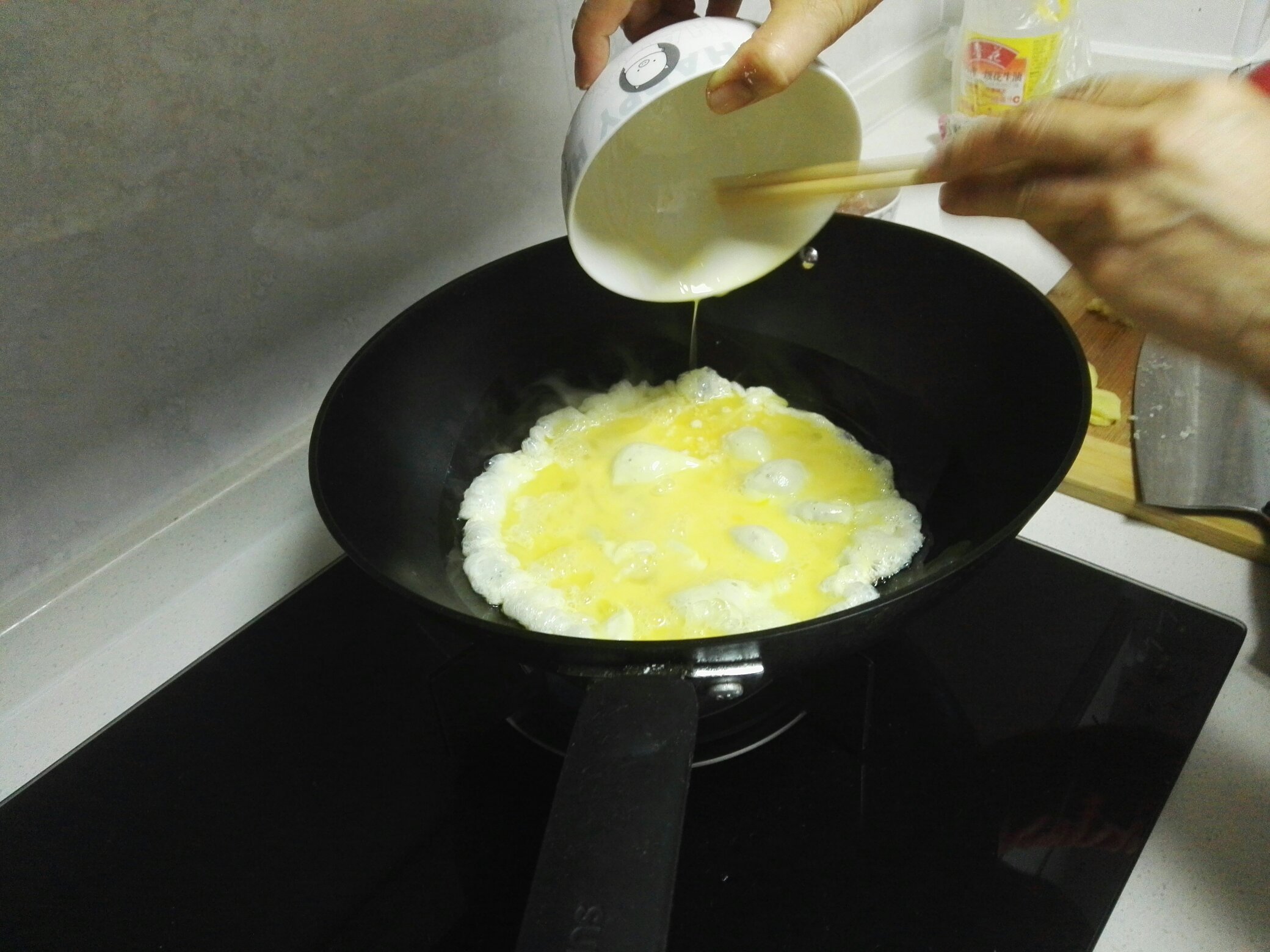 白菜雞蛋蝦仁水餃餡料制作的做法 步骤2