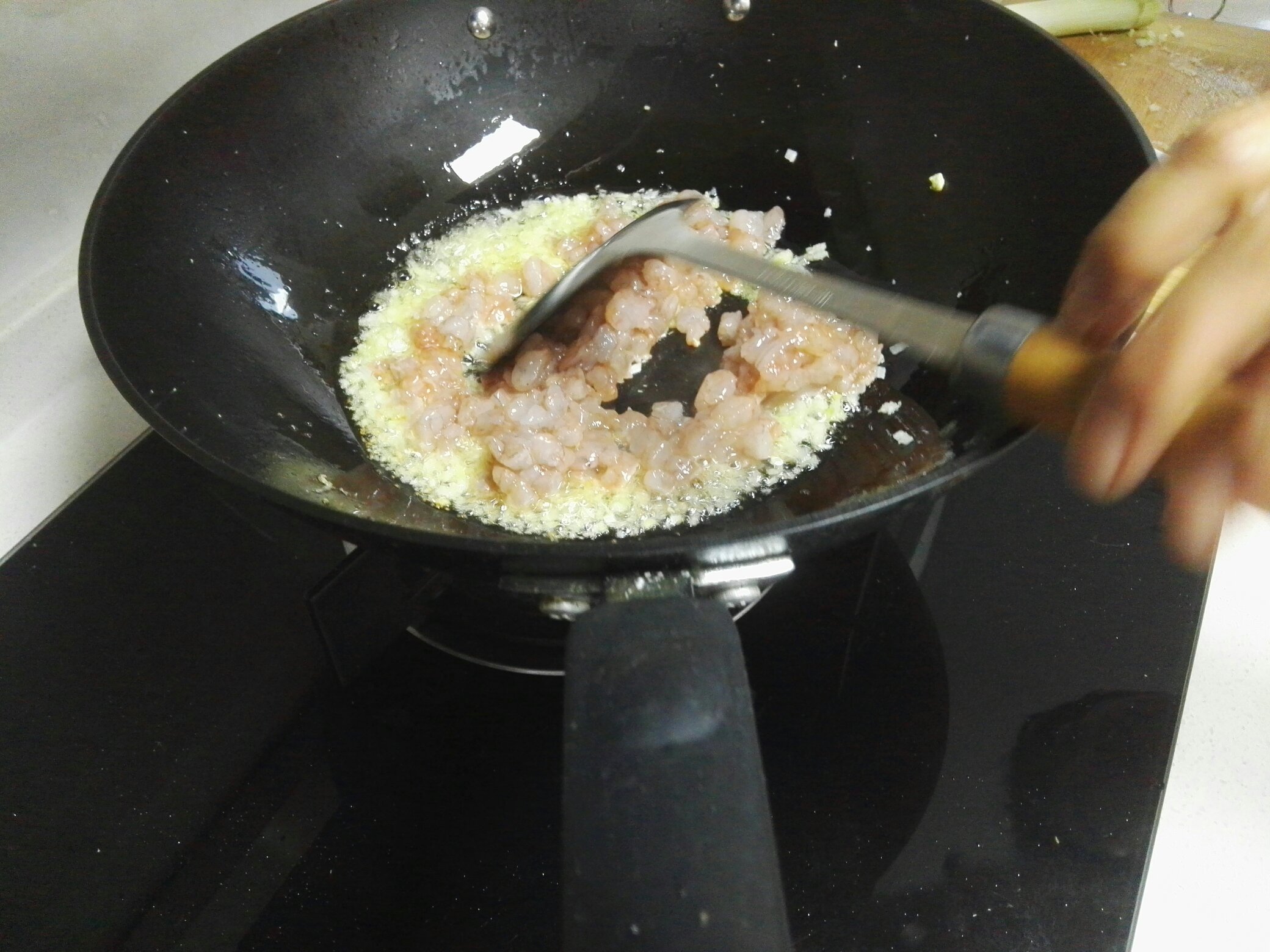 白菜雞蛋蝦仁水餃餡料制作的做法 步骤4