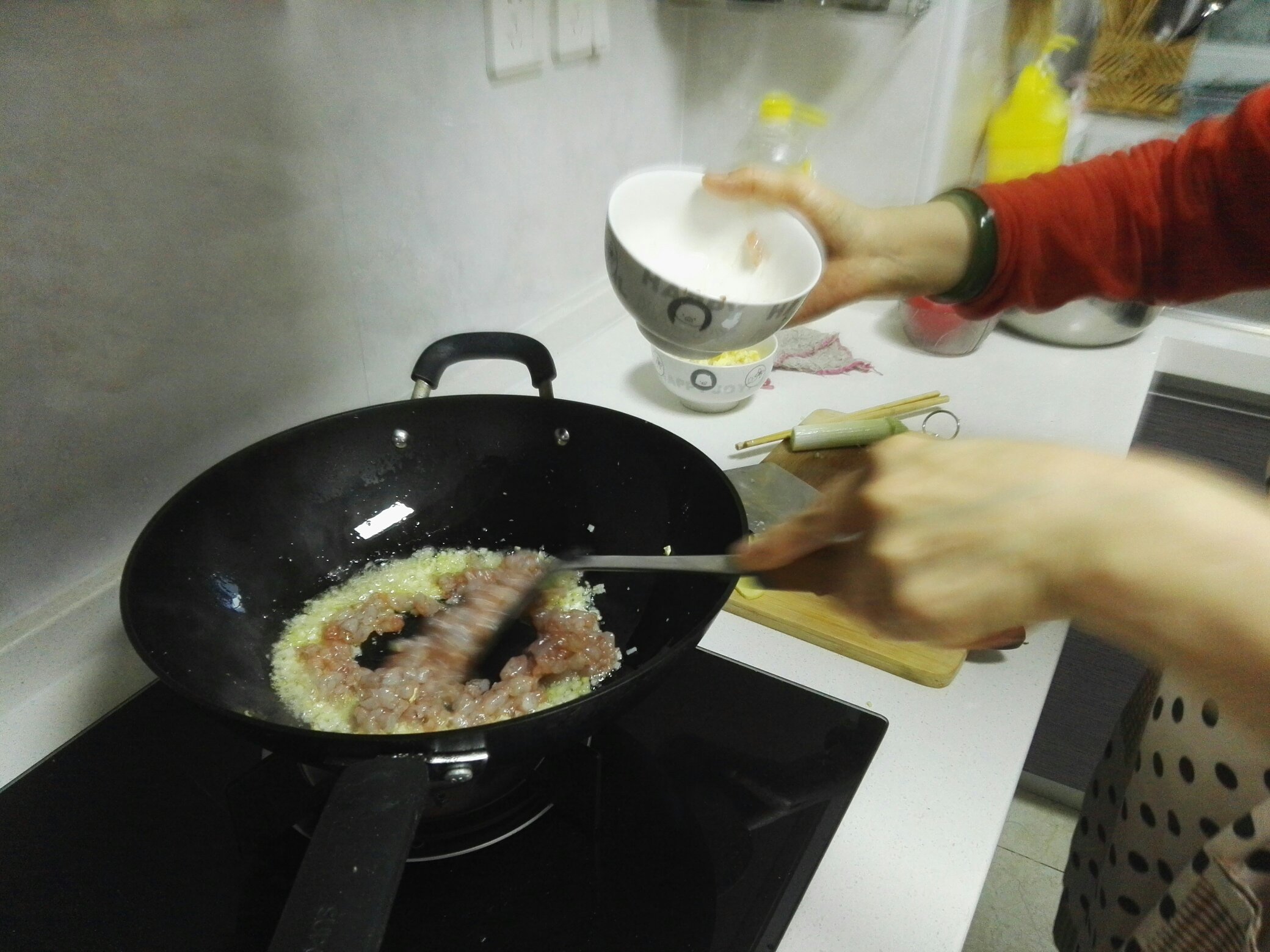 白菜雞蛋蝦仁水餃餡料制作的做法 步骤3