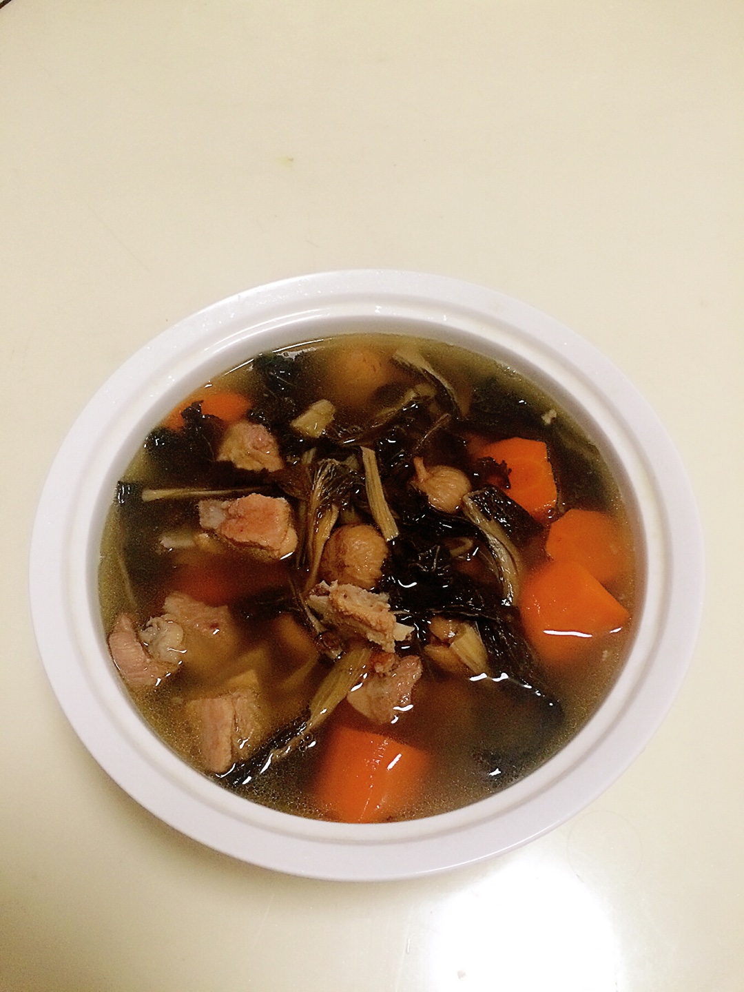 秋日潤燥靚湯:白菜干胡蘿卜無花果煲排骨的做法 步骤1