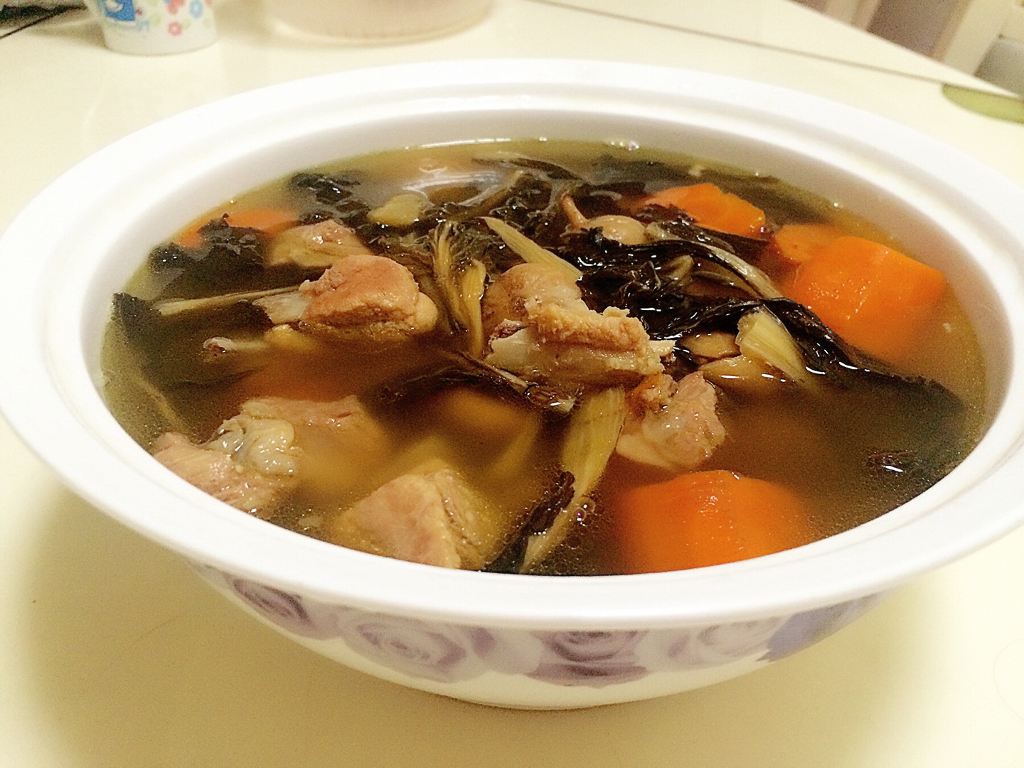 秋日潤燥靚湯:白菜干胡蘿卜無花果煲排骨的做法 步骤2