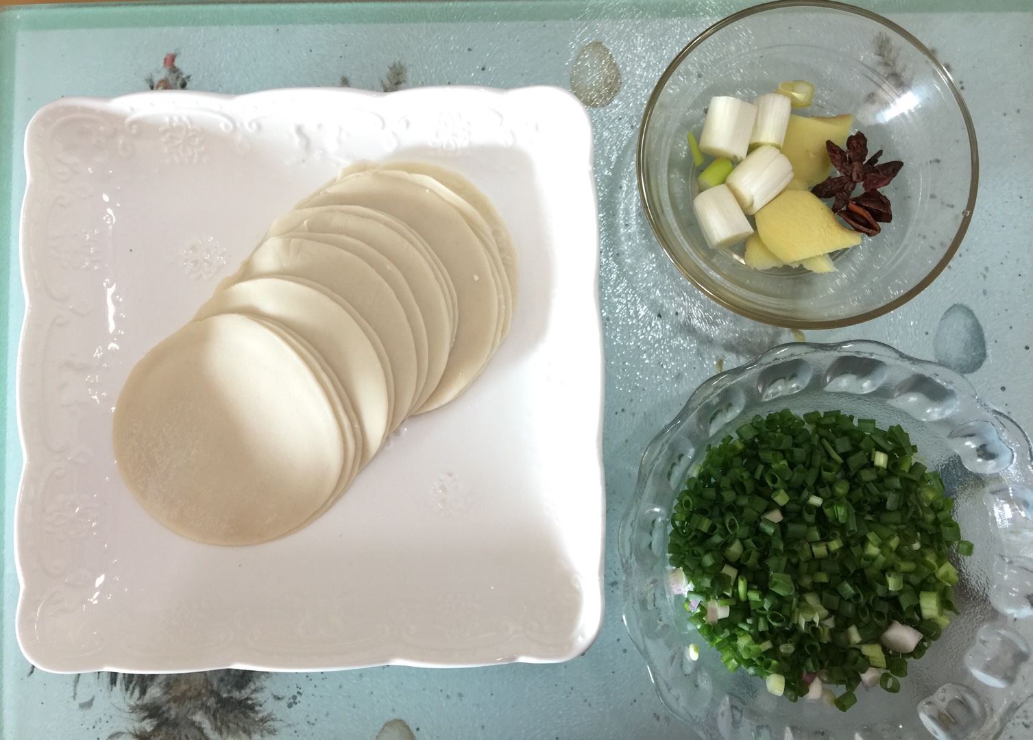 餃子皮做的蔥油餅 包完餃子還剩下一些餃子皮，一想干脆做成蔥油餅吧。的做法 步骤1