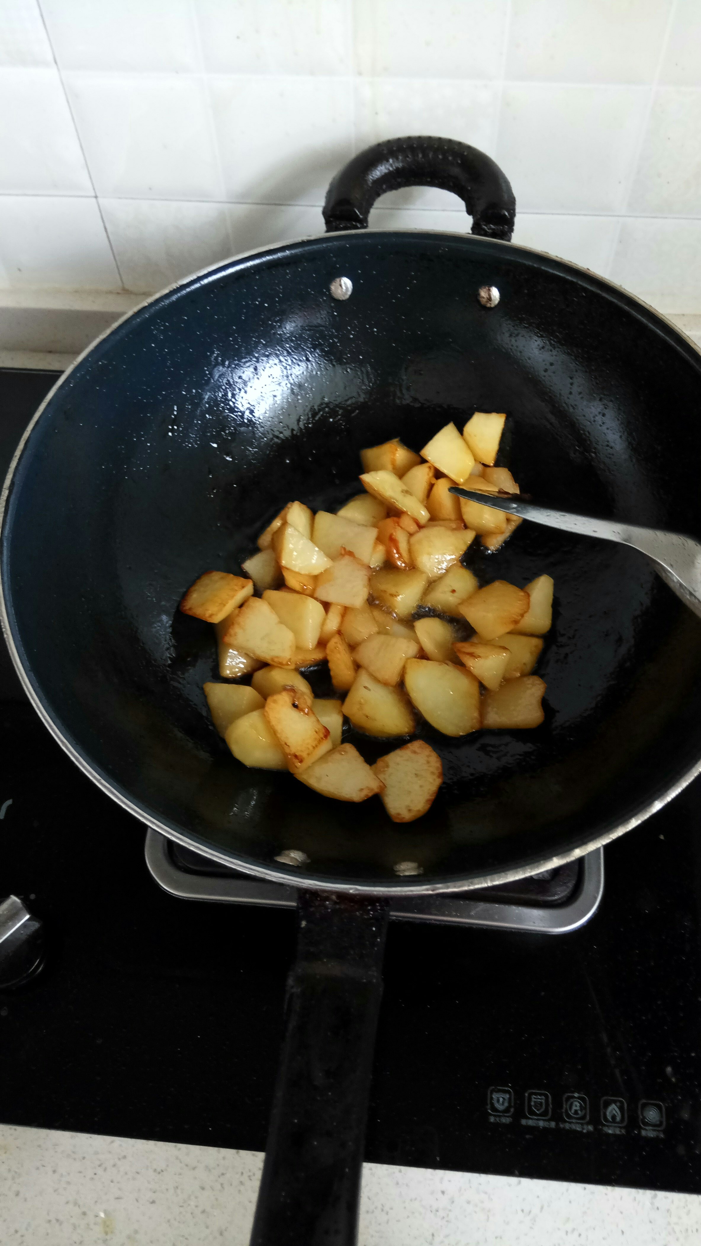 電飯鍋版土豆雞肉豆角燜面的做法 步骤3