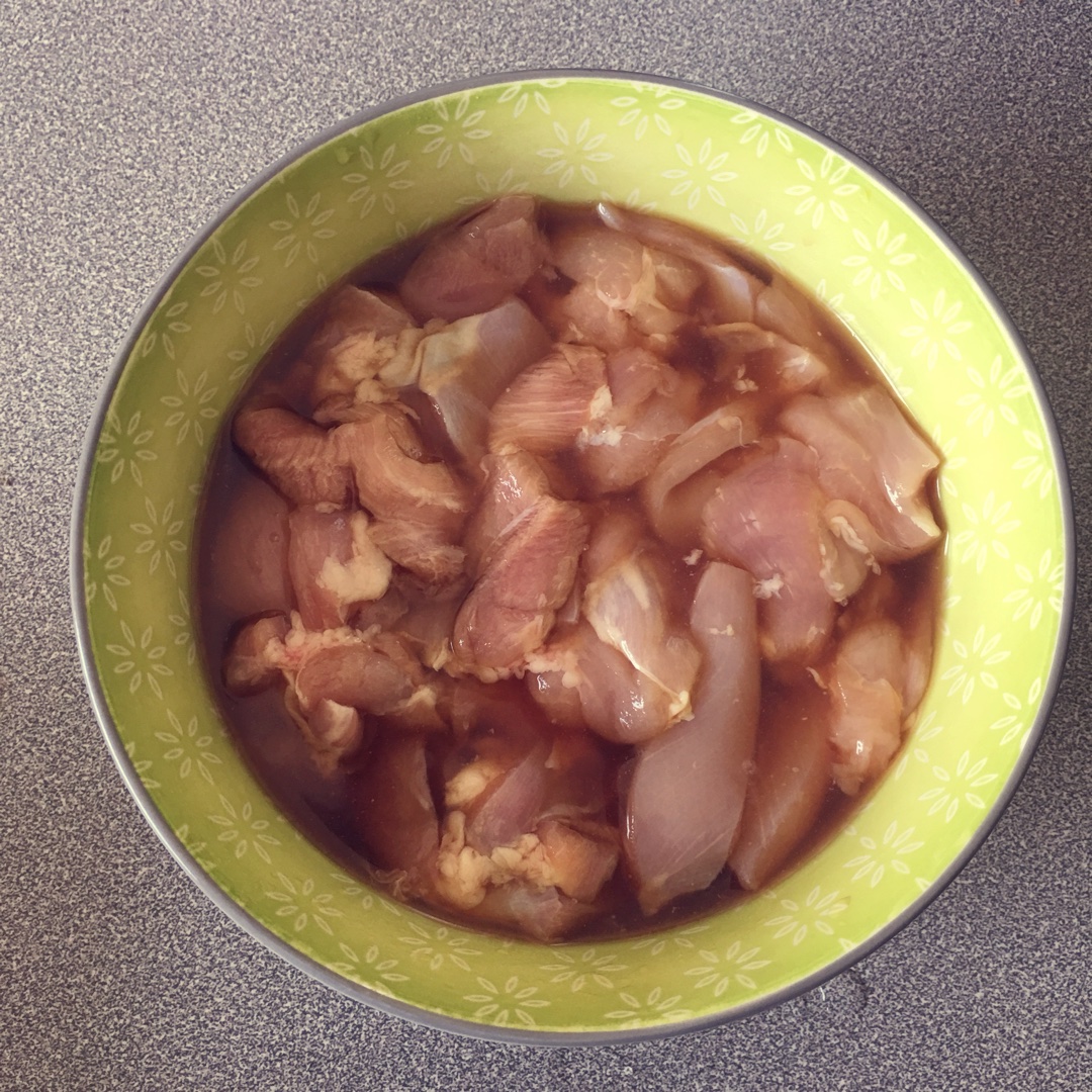 香菇洋蔥雞腿肉-無油低脂減肥餐的做法 步骤1