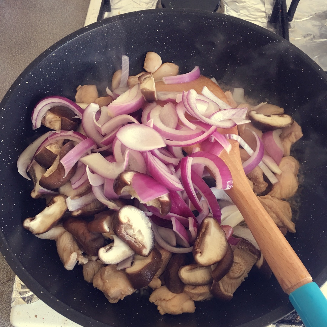香菇洋蔥雞腿肉-無油低脂減肥餐的做法 步骤6