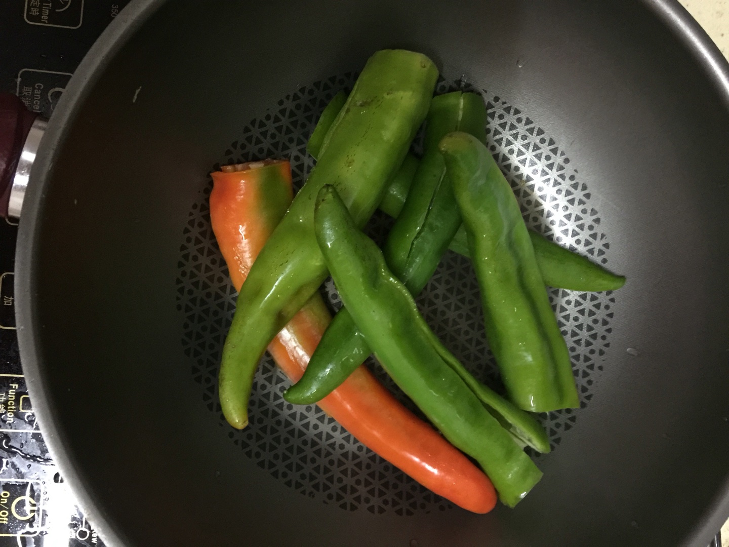 豆豉虎皮尖椒的做法 步骤2