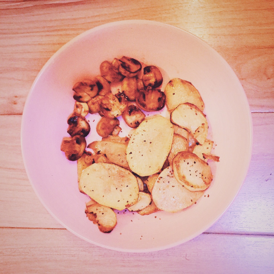 煎土豆蘑菇 蘸辣椒粉/適合下酒的做法 步骤1