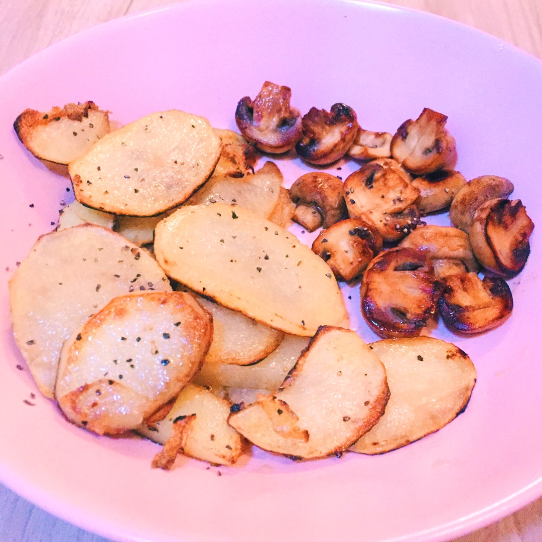 煎土豆蘑菇 蘸辣椒粉/適合下酒的做法 步骤3