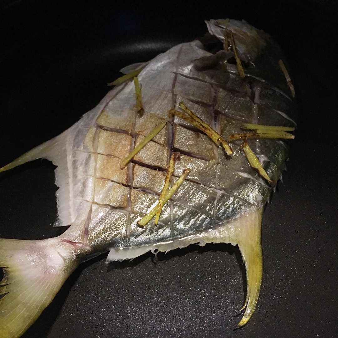 醬燒金鯧魚的做法 步骤3