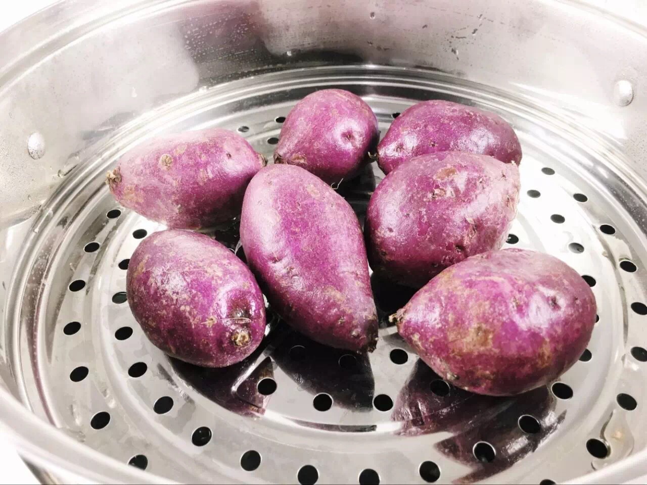 奶香紫薯銀耳露 | 還在蒸紫薯吃？這樣才是紫薯的正確開啟方式！的做法 步骤1