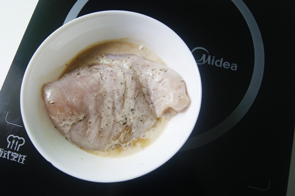如何打造嫩滑多汁的皇家料理【香煎雞胸肉】（減脂增肌）的做法 步骤3