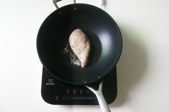 如何打造嫩滑多汁的皇家料理【香煎雞胸肉】（減脂增肌）的做法 步骤7