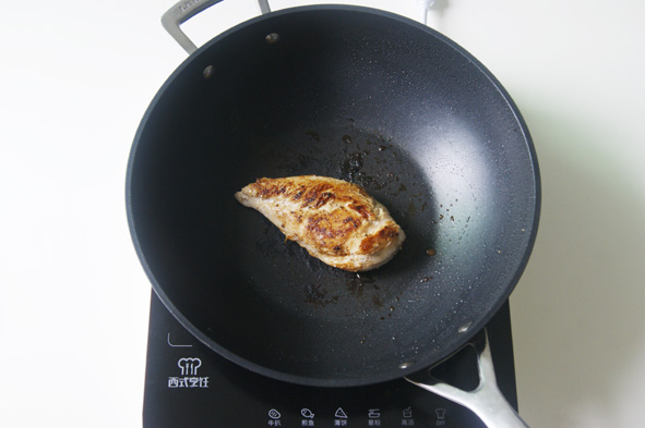 如何打造嫩滑多汁的皇家料理【香煎雞胸肉】（減脂增肌）的做法 步骤8