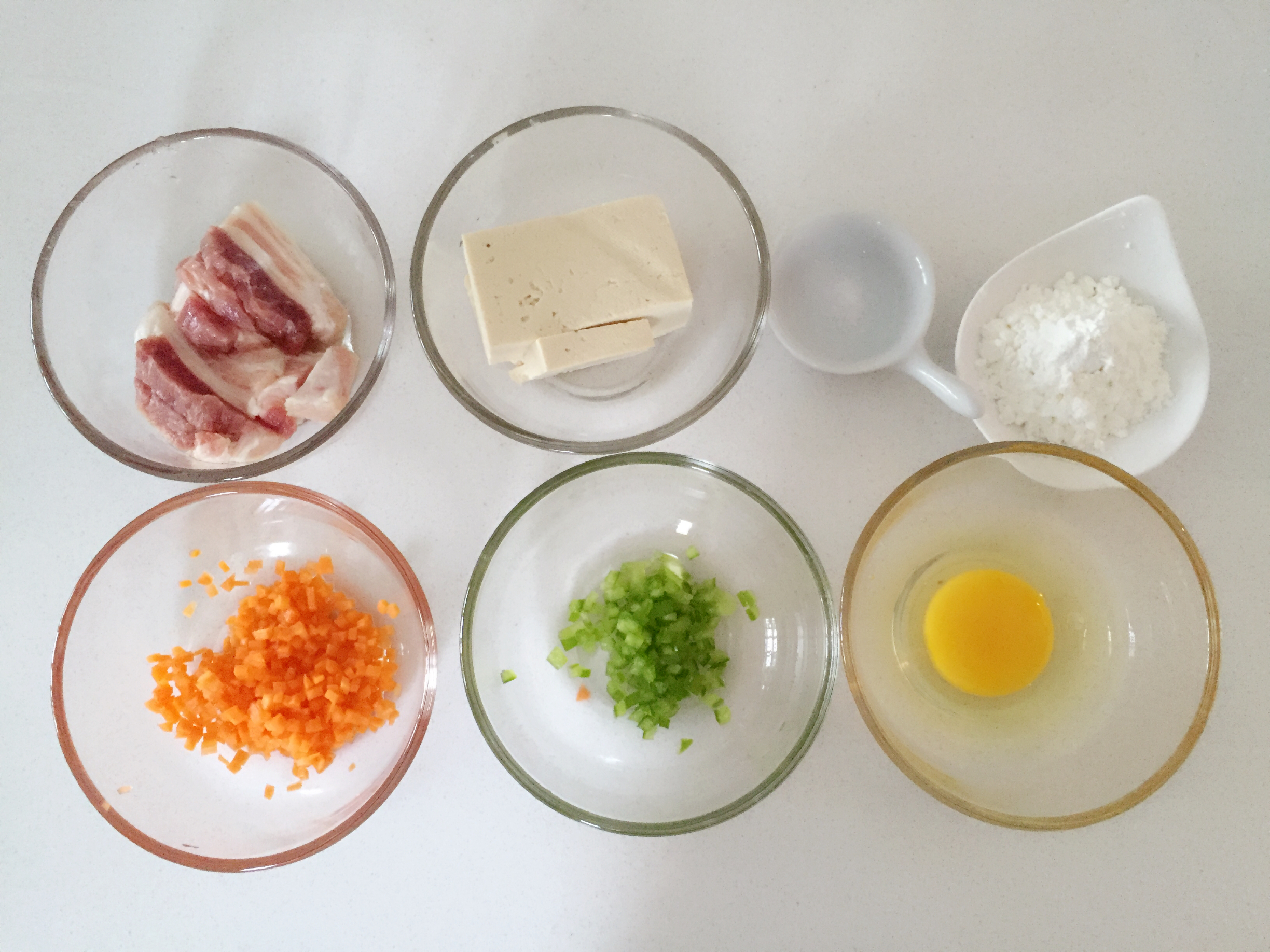 寶寶輔食︰韓式豆腐餅—表層包裹蛋液，外酥里嫩，一個小餅就滿足了寶寶所有營養需求！12M+的做法 步骤1