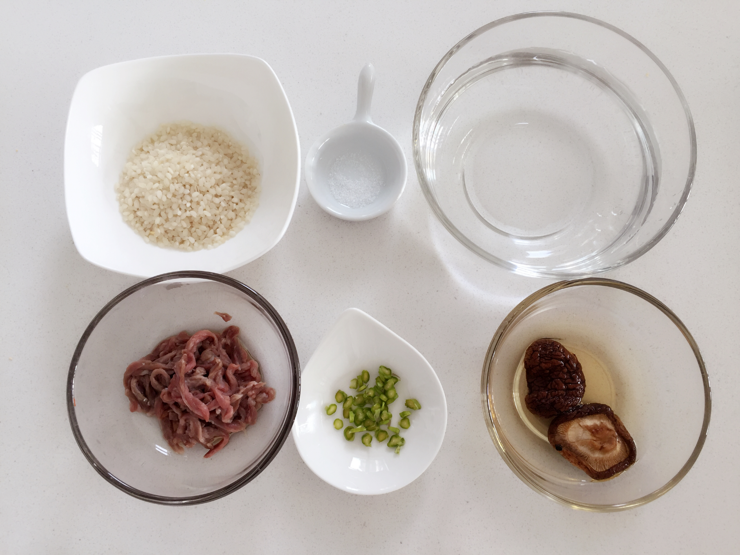 寶寶輔食︰香菇牛肉粥—成品軟糯香滑，還補鐵， 暖心暖胃！11M+的做法 步骤1