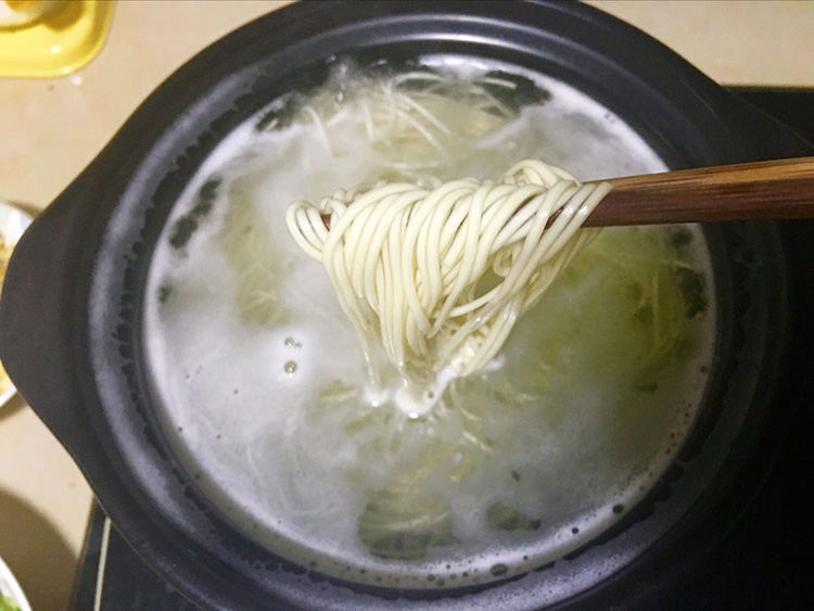 ＃小芽的黑鍋＃－一碗簡單的雞絲涼面的做法 步骤2