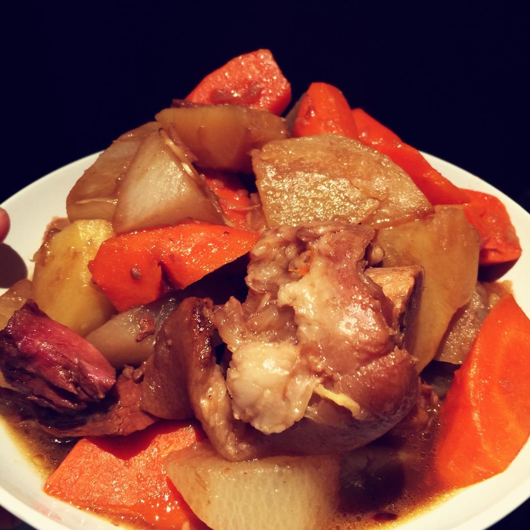 豬肉炖紅白蘿卜土豆（勾氏私房菜）的做法 步骤2